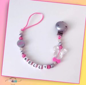 Attache tétine fille 13